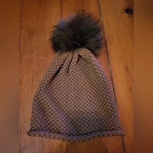 Lindo F waffle hat with matching size L racoon pom, chestnut brown
